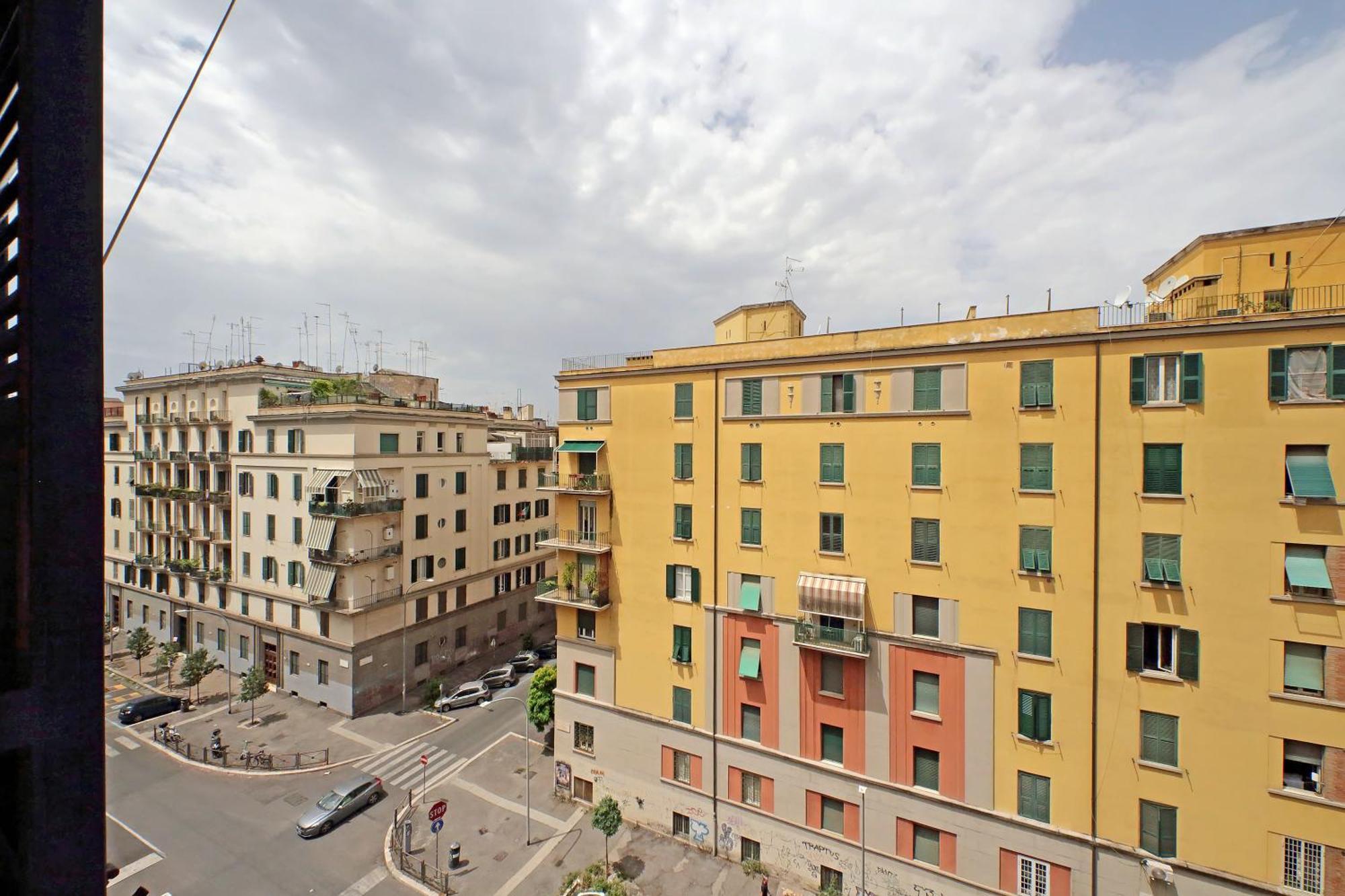 Prestigious Re Di Roma Apartment, Rome